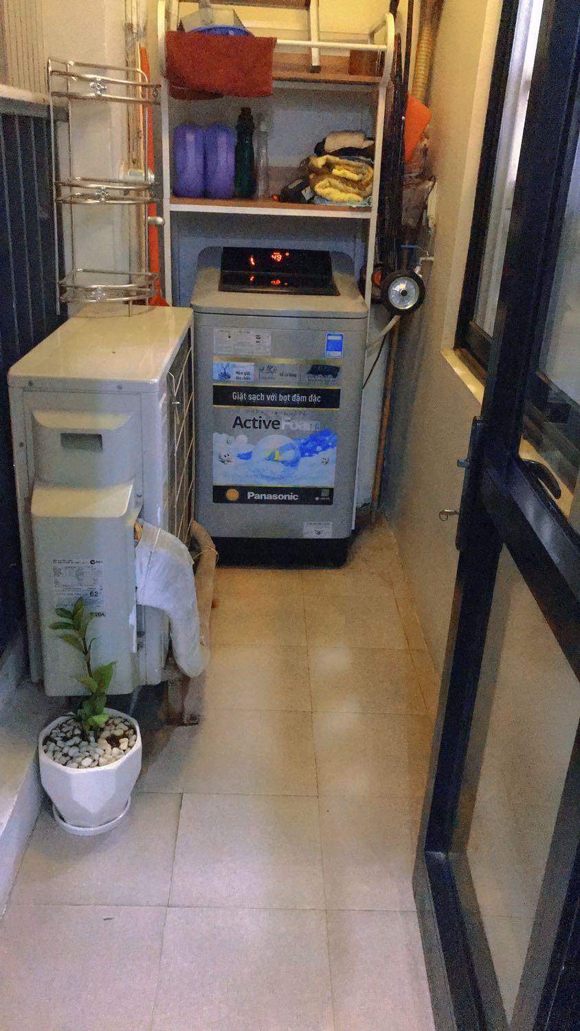 Kệ rất oke ạ, chắc chắn. Lắp đặt dễ dàng, gỗ và khung sắt cầm nặng tay