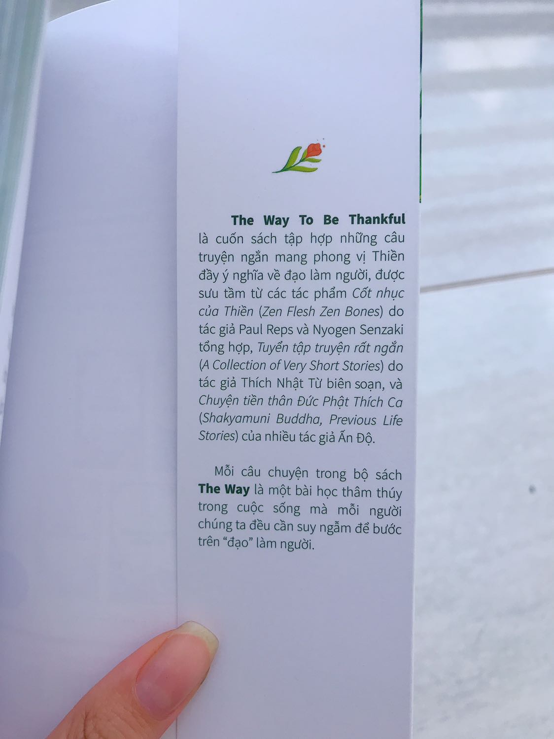 Sách in đẹp, mỗi câu chuyện đều có hình vẽ kèm theo. Cuốn màu xanh lá này nội dung về Thiền, Phật Thích Ca, nửa cuốn đầu là tiếng anh, nửa cuốn sau là tiếng việt nha các bạn.