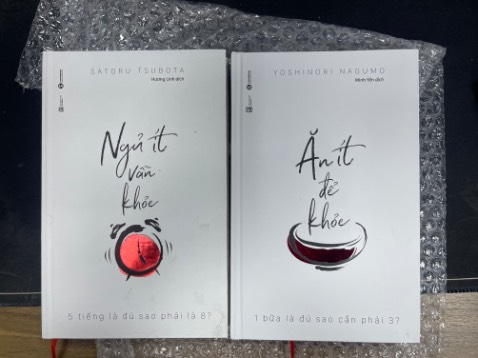 Giao hàng chậm hơn dự kiến 2 ngày, đóng gói cẩn thận nhưng 1 quyển bìa khá bẩn, có cả vết bút bi giống như đã có người sử dụng trước đó. Nội dung thì đã có xem trước và thấy hay nên mua.