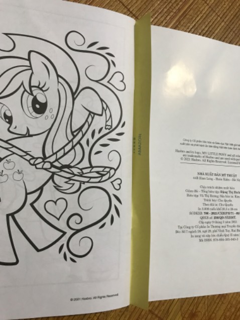 Nội dung phù hợp với trẻ, giấy đẹp, hình vẽ cũng lớn dễ tô màu, nhưng không hiểu sao sticker dán ở bìa sau bị cắt mất, làm bé có chút thắc mắc.