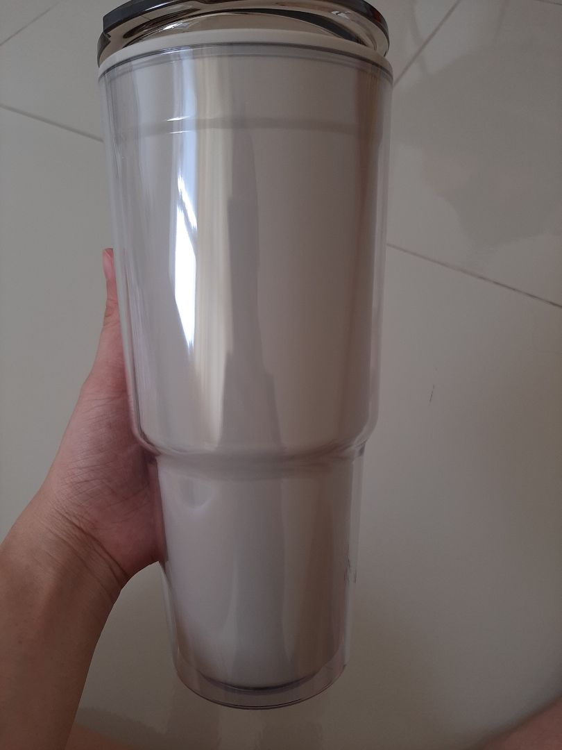 sản phẩm như hình, cầm chắc chắn, ngửi hơi có mùi nhựa bên trong chút, vì 900ml nên hơi to, cầm uống hơi vướng và nặng nếu có thêm nước, ly nước chỉ sử dụng cho việc đựng nước lạnh, không thiết kế để đựng nước nóng, mọi người khi mua nên lưu ý điều này. nhìn tổng thể rất tốt, cầm chắc tay, hàng chất lượng. có hộp bao bì đầy đủ.