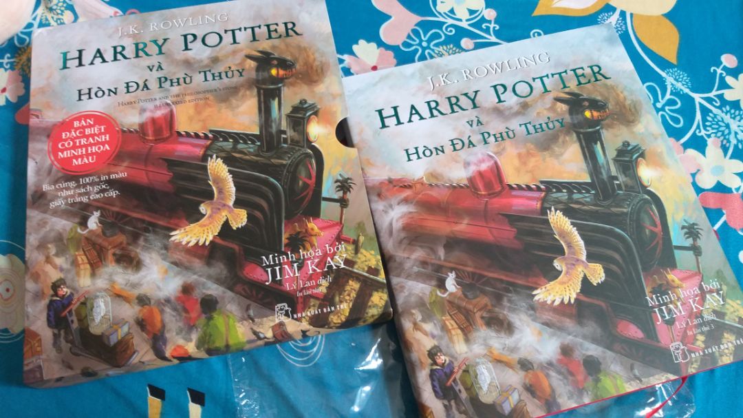 lúc đọc đánh giá thấy mng nói bị bung gáy sách dữ lắm, dính keo, cũng sợ mua nhưng sách nhận về có vẻ khá chắc, chưa bung nhiều. May quá!
Sau khi đọc vài ngày thì cũng bung rồi, đọc tới đâu bung keo ở phía trên tới đó, nhìn thấy rõ những trang đã đọc nó bị lệch đi so vs trang chưa đọc luôn, ai kỹ dữ lắm mới ko bị banh chành thôi. Thôi có lẽ là đặc thù nó vậy rồi nên đành chịu thôi, nhưng mong nxb trẻ hãy trau dồi thay đổi khả năng in ấn của mình thêm nha, 1 nxb lớn của đất nước mà làm ăn kỳ cục quá