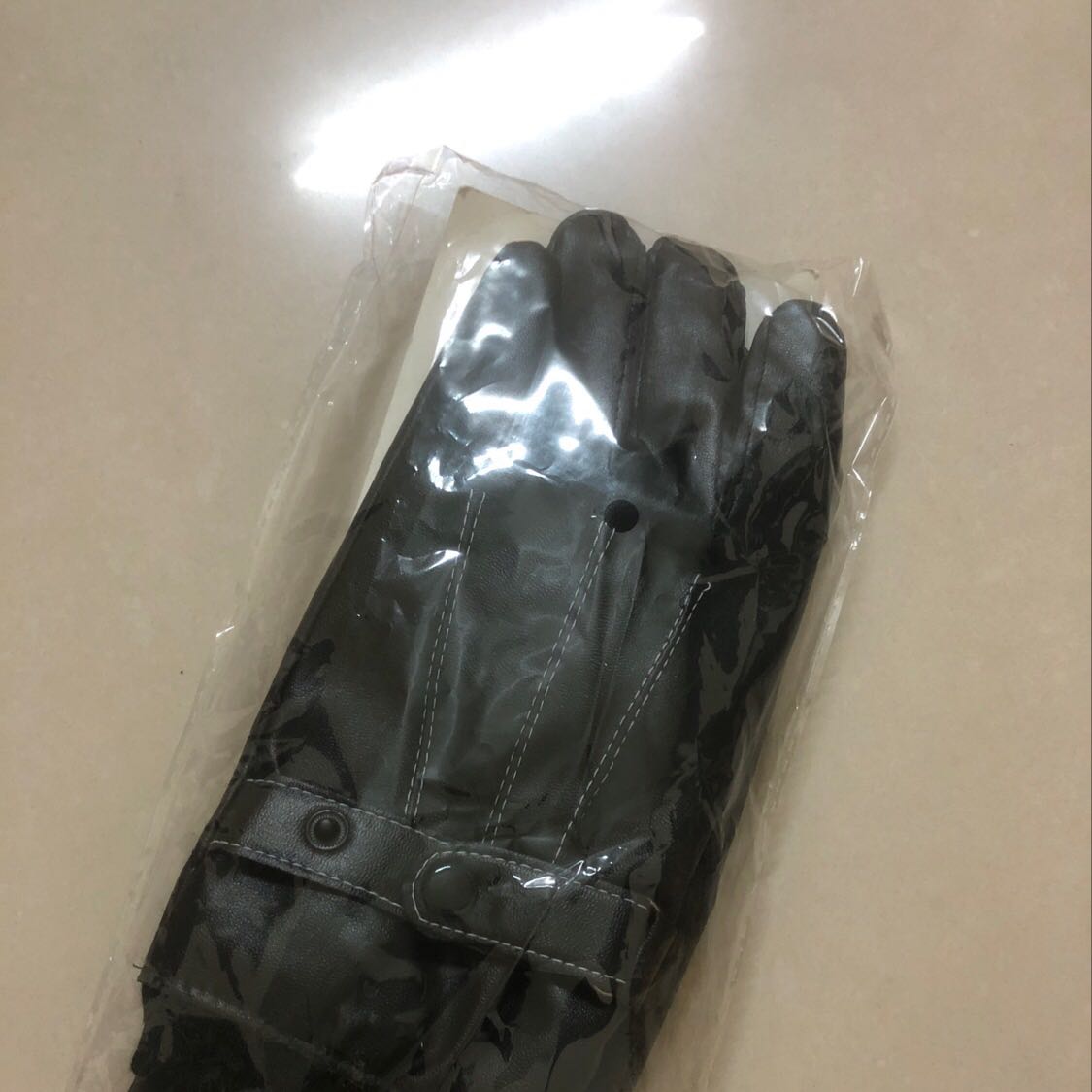 Chất đẹp, dày dặn, đường may chắc chắn. Hàng đẹp, thấy chất lượng. Trên cả mong đợi. Mong dùng dc lâu