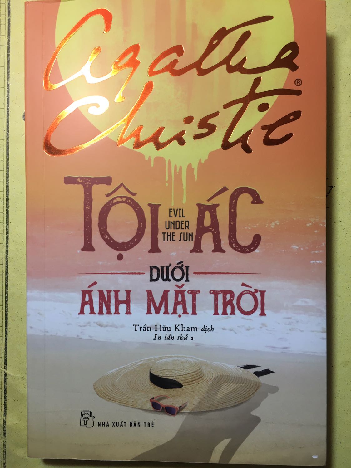 Shipper giao hàng nhanh, đúng dự kiến. Sách mới, ko bị quăn góc. Nội dung khá là hay và lôi cuốn, mình hoàn thành nó chỉ trong 1 ngày và bị bất ngờ trước kết thúc cũng như hung thủ lẫn cách thức gây án.