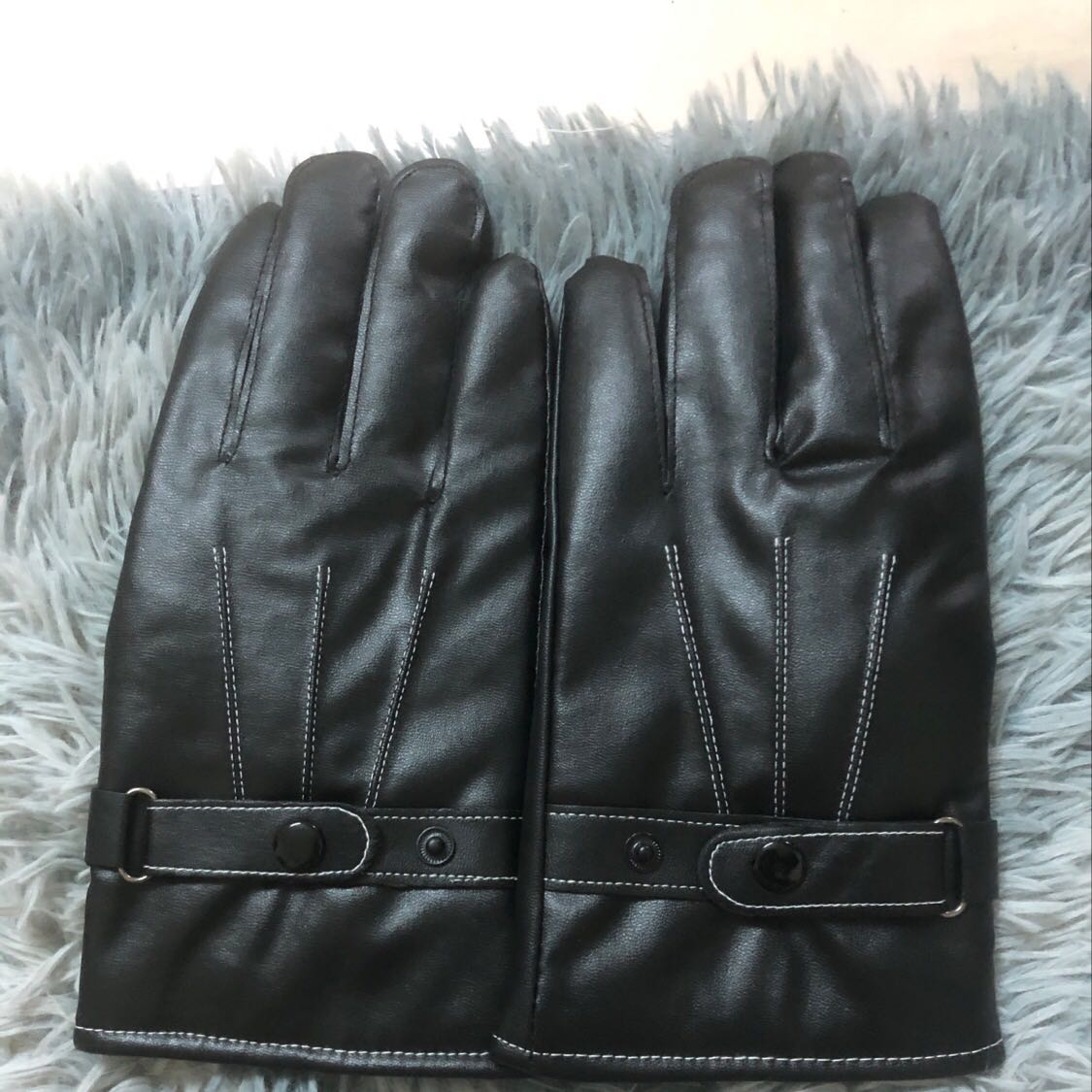 Mấy hôm rét mua đc đôi găng tay đi. Thấy chất da khá là mềm. Có cúc để điều chỉnh to nhỏ cố tay cho nam và nữ đều dùng đc ấy. Đường may dày dặn, chắc chắn nhé, k thấy chỉ thừa. Cho 5 sao còn lại chưa dùng chưa biết độ bền.