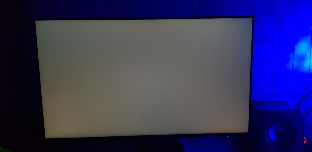 Hôm trước vừa vào đặt thấy có tikinow hôm sau đặt thì k thấy nữa, gọi điện hỏi tổng đài thì bảo k sẵn hàng. Đành đặt giao thường thì hẹn 5 hôm sau mới có. Đùng cái tối đặt chiều hôm sau lại giao luôn k kịp trở tay :))
Màn thì hình như của mình k bị hở sáng
Check bảo hành thì 1/5/2*** tháng luôn :))
Nói chung lần đầu mua hàng tiki k ngờ giao hàng nhanh như vậy, chưa đc dùng tikinow k biết thế nào chứ giao thường thế này nhanh hơn mấy trang thương mại khác rất nhiều