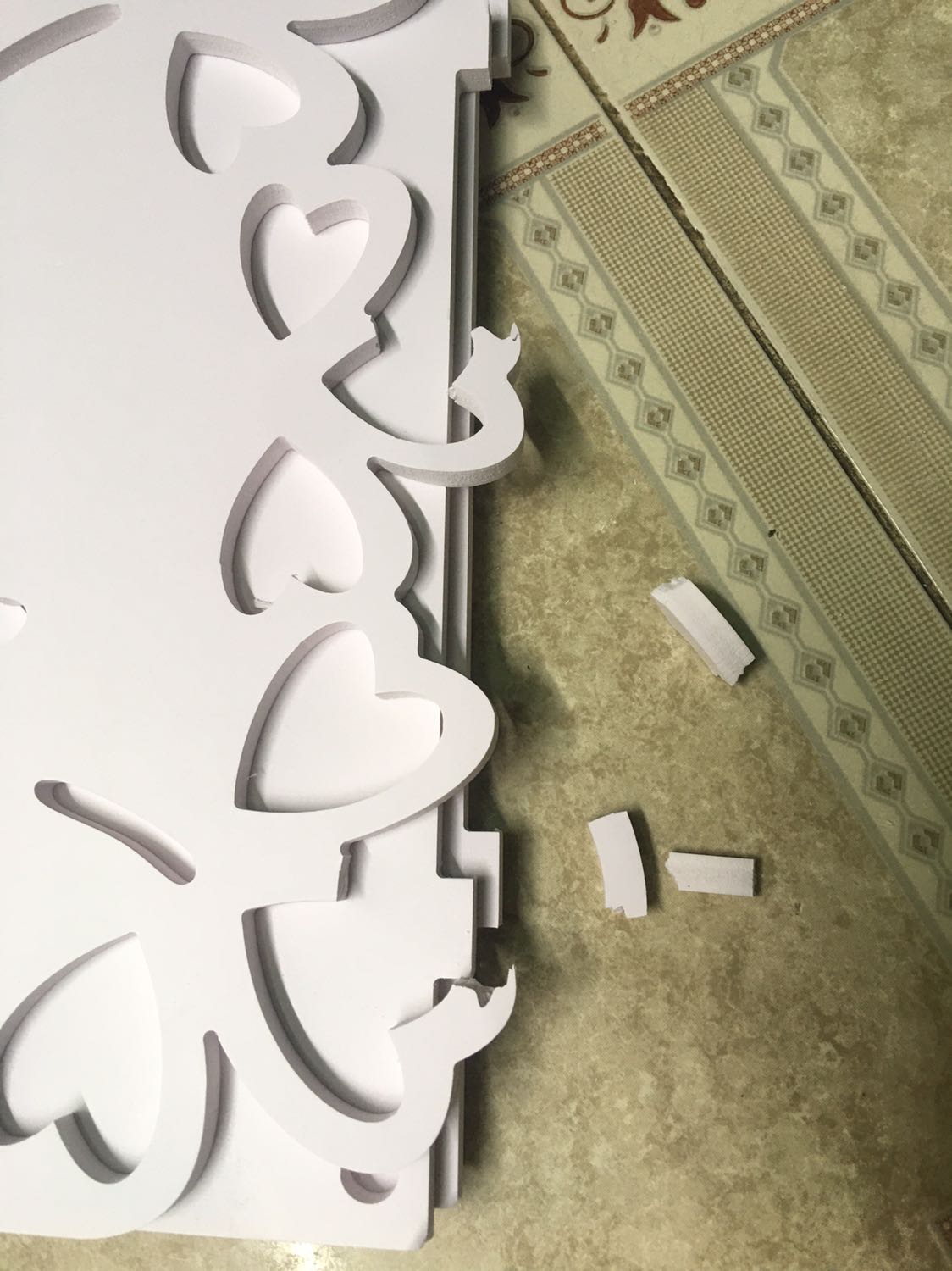 Tủ vận chuyển bị gãy cái trái tim T_T nhưng ráp lại thì nhìn vẫn ổn... tủ hơi mỏng manh tí, để đồ nhẹ thì ok... nói chung cũng hài lòng trong tầm giá, chỉ có bị mất xíu thẩm mĩ ngay mấy cái trái tim thôi