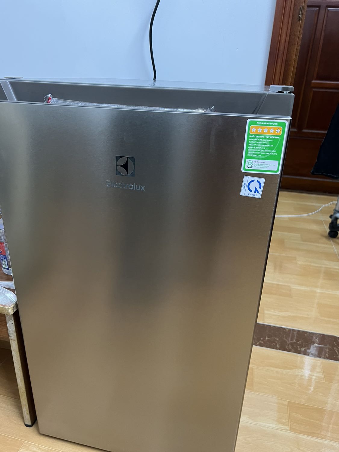 Giao hàng nhanh, thợ thân thiện vui vẻ, hỗ trợ bưng tới lên tầng 3. Sản phẩm khá đẹp có điều làm lạnh ở mức 4 (mức khuyến cáo TB) thì có hơi chưa đủ đô, mn nên xài ở mức 5, máy lúc hoạt động có phát ra tiếng ồn nha nhưng mức chịu được, xài nhìn chung okela