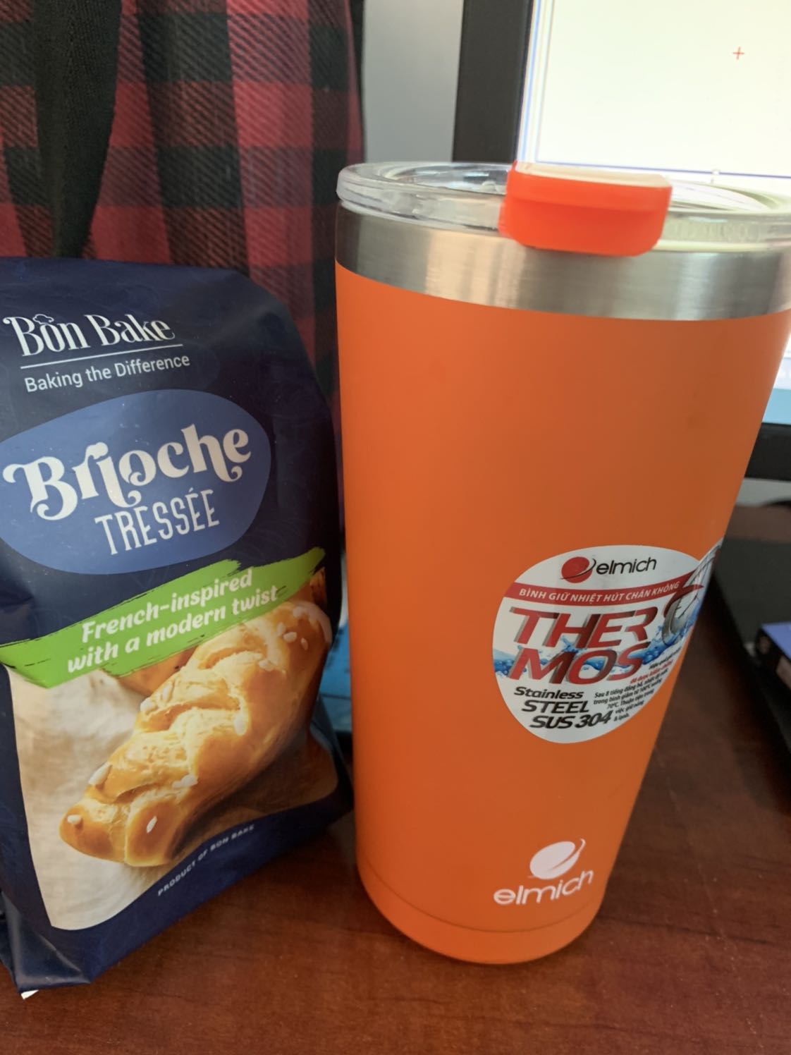 Phải nói là ok khi mua em ly giữ nhiệt này! 
- Bỏ đá từ 7h đến 12h trưa đá tan rất ít và hầu như không đáng kể! 
- Mẫu mã đẹp, săn được giá rẻ hơn 51k so với ly màu đen.
- Xuất xứ: Cộng Hoà Séc nên yên tâm bội phần, cảm thấy an toàn cho sk!
- Hàng Tiki đóng gói thì miễn chê rồi, giao hàng nhanh! 
* Nói chung là: mn nên mua em này! (Vì thích nó quá nên review kĩ kĩ cho ai đó đang đăn đo mua!)🥰