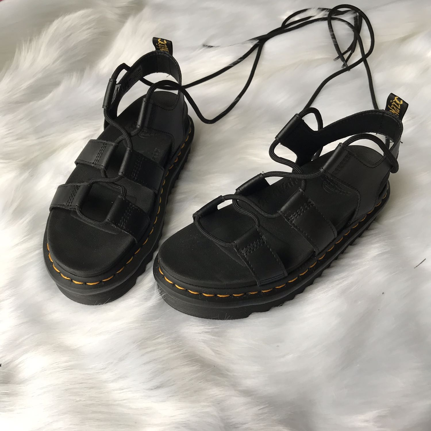 Lông rụng quá chời. Dùng trong phòng kín lông nó rụng đầy cả miệng. Rụng bay kín cả mây lạnh