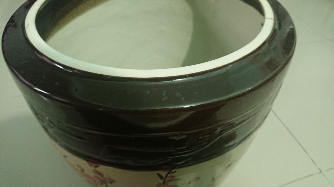 Men tráng không đều. Nhiều lỗ nhỏ li ti. Nắp đậy không được khít. Trên nắp phần gốm bị lõm khuyết.   Thật đáng thất vọng 1 thương hiệu Bát Tràng.