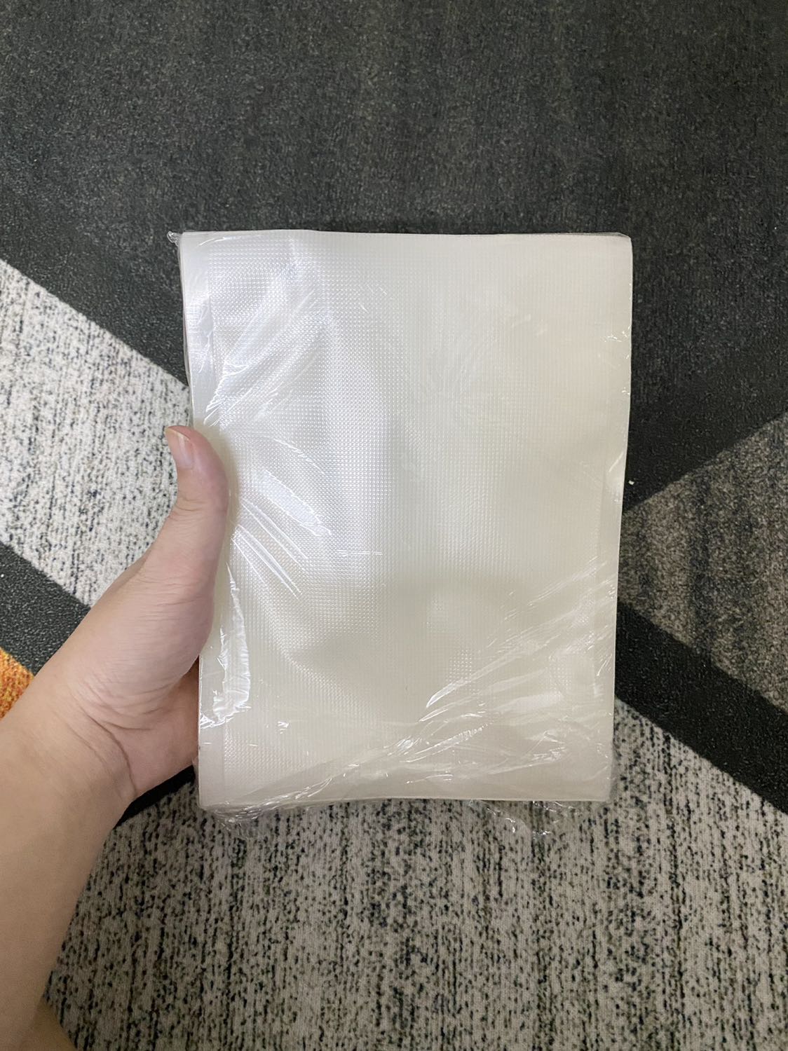 Túi k quá dày, 1 mặt nhám, giá cũng tương đối cao nhưng thấy quảng cáo là làm từ nhựa nguyên sinh!