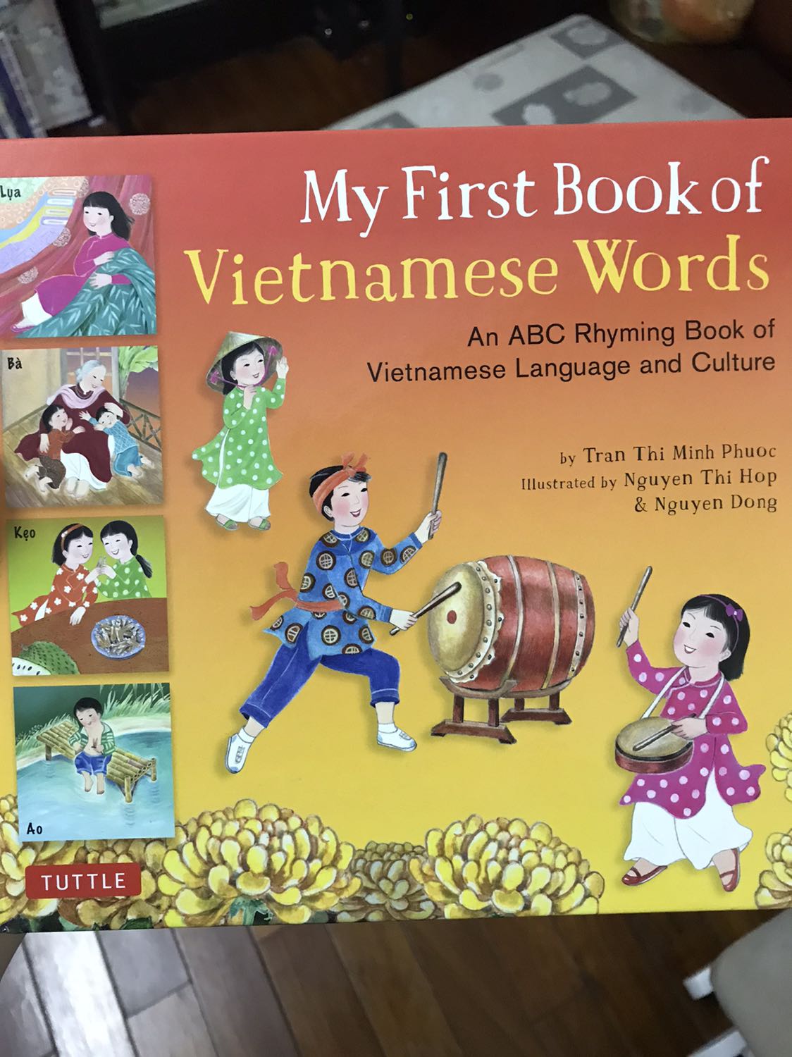 Sách song ngữ, mới, đẹp, có nhiều nội dung thú vị về Văn hoá Việt Nam mà mình chưa biết. Mình cũng rất thích minh hoạ của cuốn này. Cảm ơn tác giả. Cảm ơn Tiki.