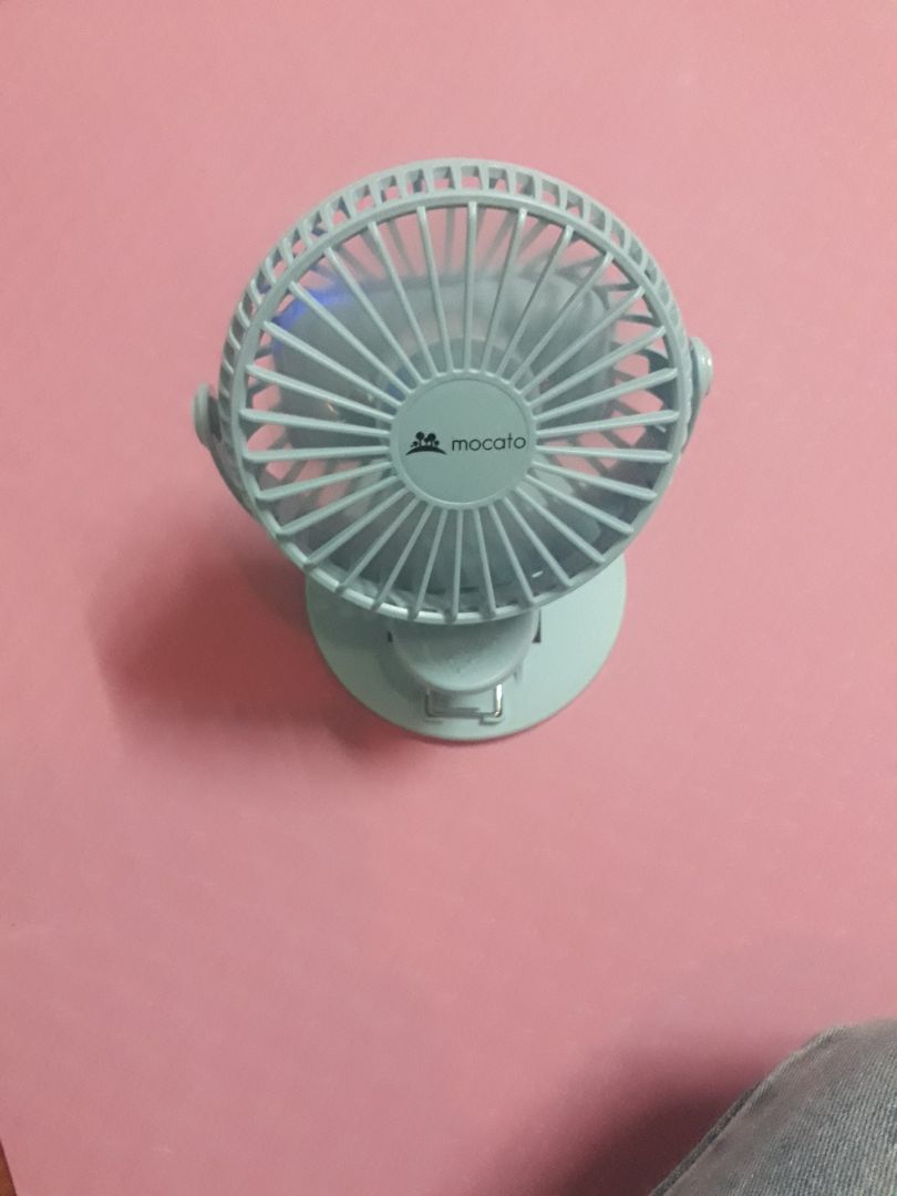 Chiếc quạt siêu cute, có 3 nấc điều chỉnh còn xoay đc 360 độ, đế kẹp chắc chắn. Đi du lịch có em này thì còn gì bằng?