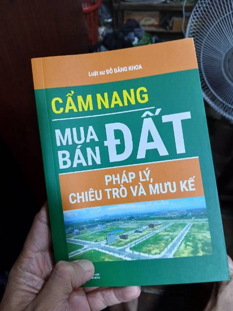 Kiến thức trong sách quá chung chung và hơi lý thuyết , chỉ ở mức căn bản hơi ca rời thực tế thị trường và giao dịch,tham khảo phù hợp cho người mới, hơi thất vọng. Ở trên youtube hướng dẫn đầy và free