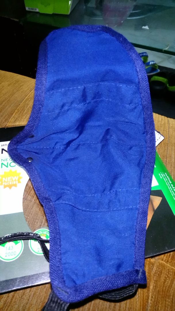 Chỉ may đẹp, chắn chắn. Các vật liệu cấu thành với độ hoàn thiện cao. Bên trong còn có lớp than hoạt có thể tháo rời (ảnh bên trên) nên thuận thiện cho việc giặt và thay thế. Khẩu trang hoàn toàn có thể tái xử dụng sau khi giặt nên các bạn có thể an tâm chi 65k để mua mà không hề lo lắng.
Tóm lại, thay vì mua 1 hộp khẩu trang y tế sử dụng 1 lần, chưa chắc đảm bảo chống được bụi một cách hiệu quả thì Neomask NC95 là một lựa chọn rất tốt. Vừa bảo vệ môi trường, có thể tái sử dụng nhiều lần vừa chống được bụi một cách hoàn hảo.
Lời khuyên: Nên mua 2-3 cái để luân phiên sử dụng và thuận tiện giặt giũ.
Chúc các bạn lựa chọn được sản phẩm phù hợp
Thân!.