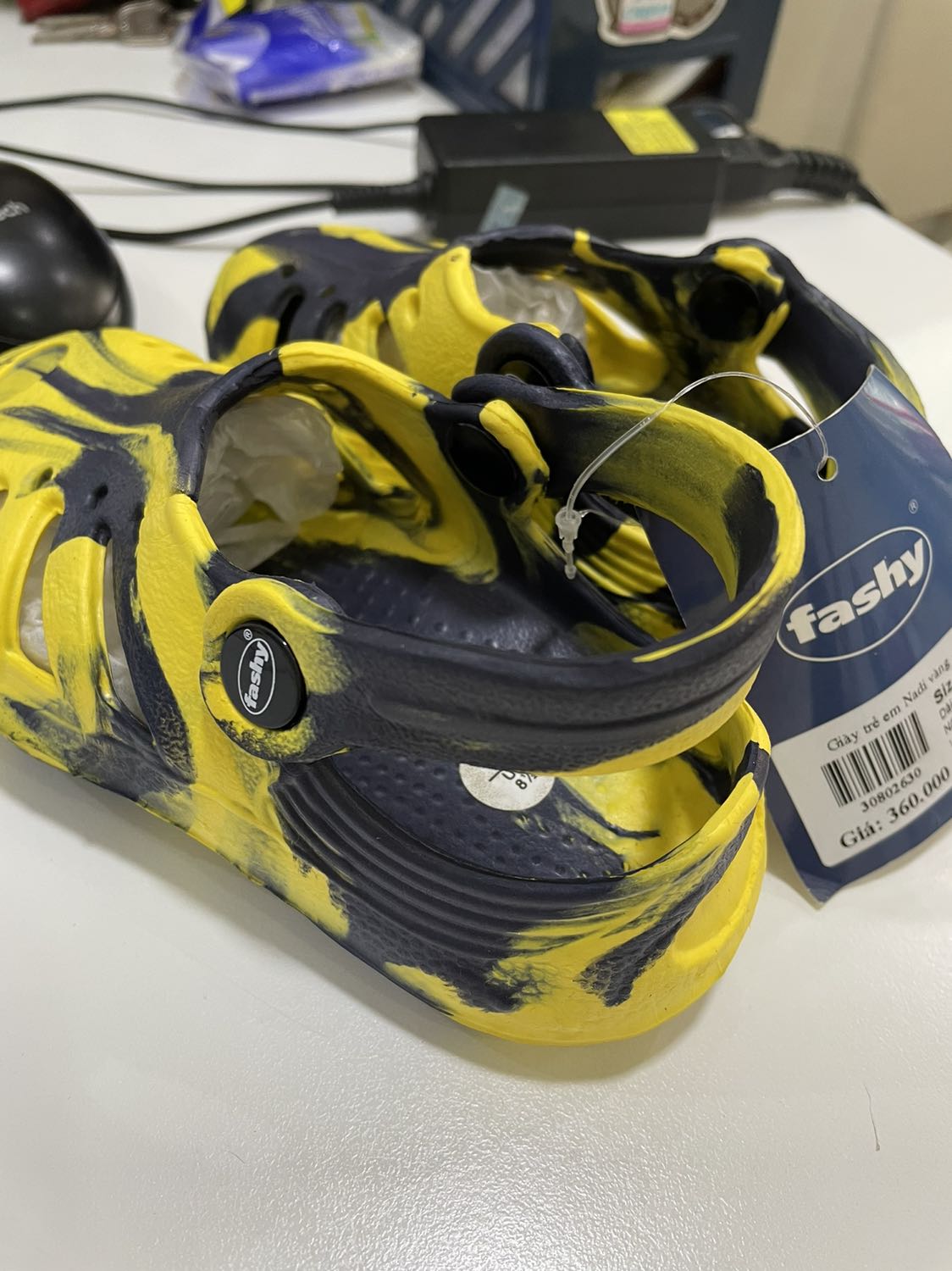 Giày mang êm chân bé nhà mình,
Tiêu chuẩn của Đức quá tốt, căn được shop sale mua quá ư là ưngg 
Nói chung đáng đồng tiền 
Sẽ tiếp tục ủng hộ shop