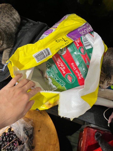 Shop bọc bên ngoài bằng bao bì thức ăn cho mèo làm mình mém nghĩ là giao nhầm đơn, may không phải. *** nhà mình ăn hết , giao đúng hàng, đúng số lượng. Bao bì dạng túi zip nên không phải mất công cột lại, nói chung hài lòng.