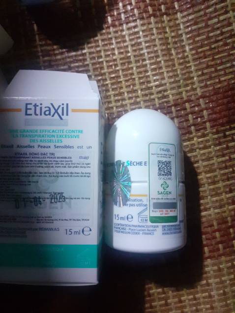 Tối trước khi đi ngủ mình lăn. Hôm sau ko cảm thấy mùi hay đổ mồ hôi nhiều nữa. Nói chung các bạn làm theo đúng hướng dẫn thì sẽ có kết quả ạ. Ban ngày mình dùng loại khác kiểu cho thơm thôi ak. Nói chung là rất hài lòng về sản phẩm Etiaxil luôn ạ. Mấy hôm đầu mình dùng liên tiếp mỗi đêm. Giờ thì tuần dùng 2 lần thôi.