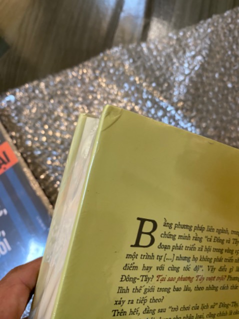 Sách nguyên bọc nilon nhưng bị cấn móp 2 góc