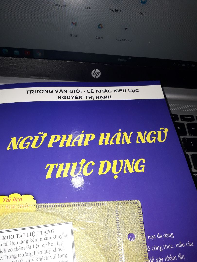 Giao hàng nhanh, sách bọc cẩn thận.
Nội dung sách trình bày dễ hiểu, đầy đủ và rất phù hợp với những ai đang học tiếng Trung như mình.
Ngoài ra nhà sách còn đính kèm đĩa DVD để mọi người có thêm tài liệu tham khảo, phía sau sách có mã QR đáp án, giải thích và phần mục lục rất chu đáo. Đối với mình, mình cảm thấy sách rất đáng mua đó ạ.