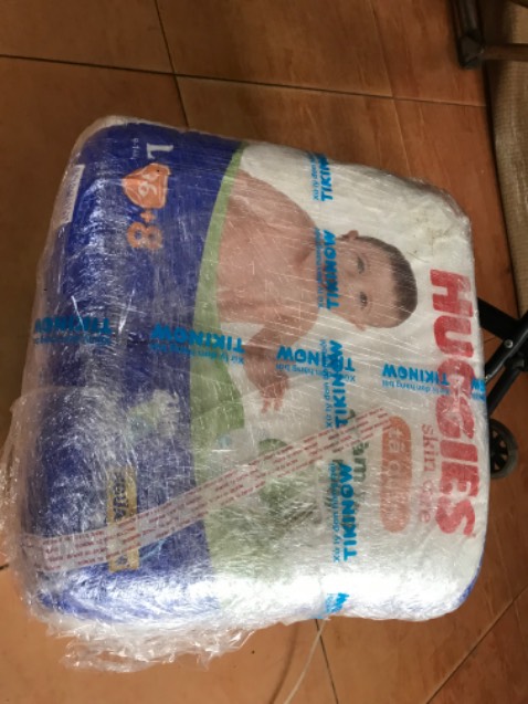 Bìm huggies đã dùng nhiều và thấyboonr trong tầm giá, vừa rồi so sánh gí các sàn thì tiki mềm nhất nên đặt ( dù ko có quà tặng nhưng giá mềm hơn hẳn). Điểm cộng dù cuối tuần thò đặt sáng t7, sáng CN đã giao rồi.