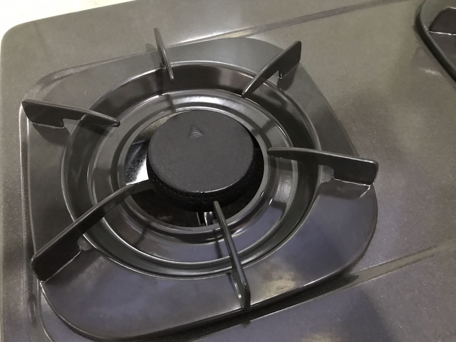 Bếp nhỏ gọn, chắc chắn, màu sắc nhìn sang trọng. Nút đánh lửa mới dùng có vẻ không được nhạy lắm và phát ra tiếng khá lớn. Tốt trong tầm giá. Hy vọng sẽ bền.