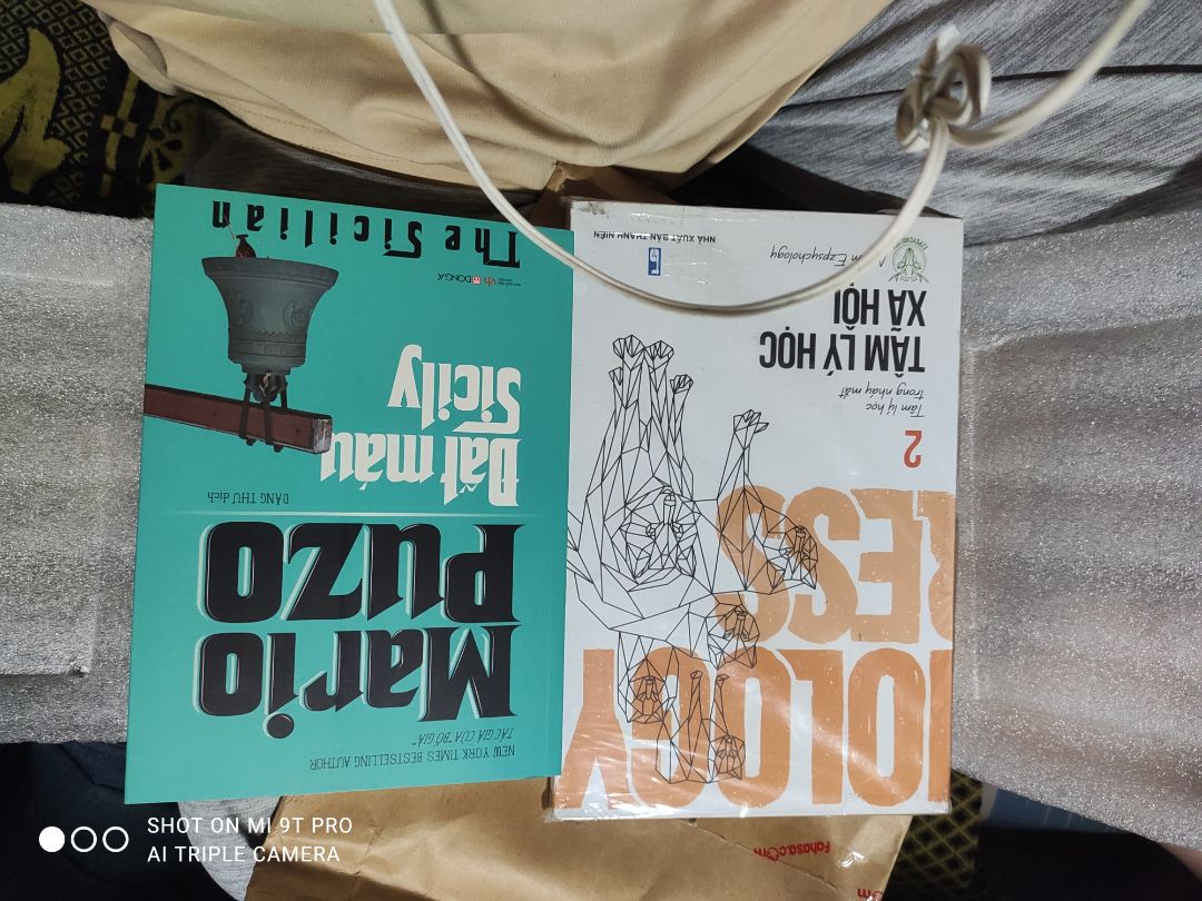 sách bị cong với tróc ở cảnh và góc sách rất nhiều. hơi thất vọng?