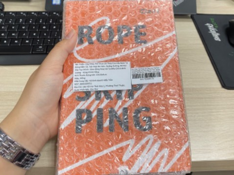 Dây nhẹ, nhìn chắc chắn lắm. Trong tay cầm có thanh sắt làm cầm đầm tay nha. Đếm nhịp chuẩn, nhưng phải luồn đúng chiều của dây vào tay cầm. Màu hồng khá là sến, ko giống màu trong hình tẹo nào cả hahaha có kèm thêm 1 pin và túi rút đựng tiện lắm