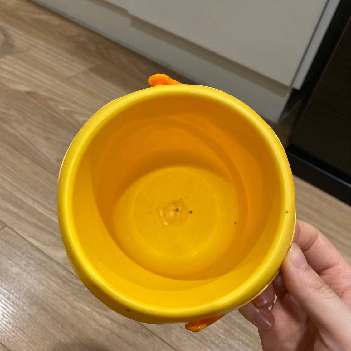 Có vài vệt bẩn màu đen không biết là gì, rửa k sạch. Còn về cơ bản sp ok