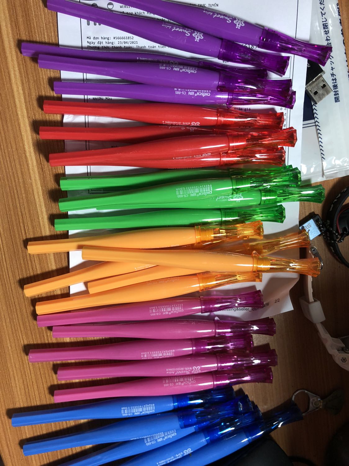 Gửi bạn cửa hàng,
Set 7 cây bút là 7 màu mà cửa hàng giao màu ngẫu nhiên 
Mà hàng hoá thì không được đóng gói theo set đăng bán ở TIKI
Yêu cầu đổi hàng theo đúng set đăng bán 
Cảm ơn bạn đã nhận thông tin