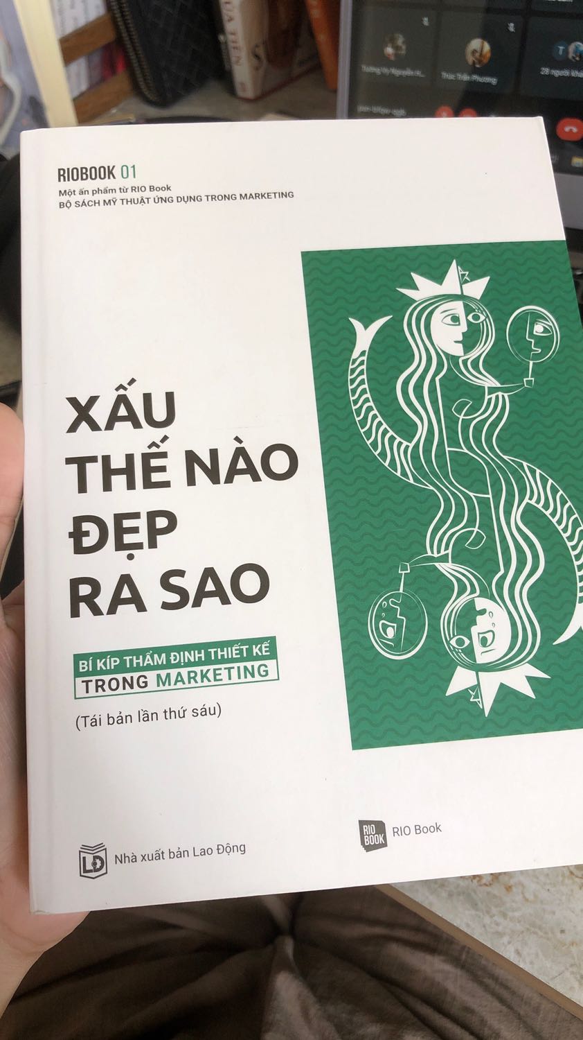 Ui trời ơi sách đọc cuốn cực kì luôn ấy mng, rất đáng để mua nha. Thêm cả cách thiết kế của sách cực kì chỉnh chu, hình ảnh trực quan sinh động. Bản thân mình luôn muốn tìm một cuốn sách có thể tổng quan sự liên hệ giữ marketing và design như này, đọc xong thấy mỗi thiết kế thành công được tạo ra đều có lý do của nó. Rất đáng mua nha mng👍 giá rất ổn so với những gì mà sách mang lại luôn