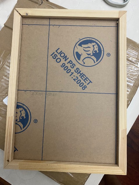 Khung hình gỗ không có kính, có 1 cạnh gỗ rơi ra, yêu cầu đổi lại hàng dùm