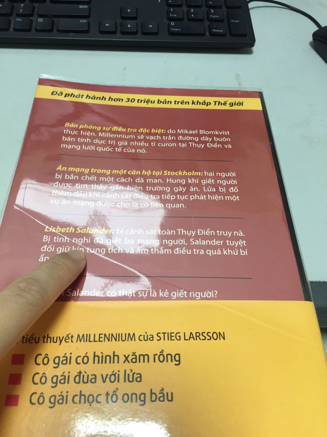 Sách thì ok nhưng không biết bạn nào bọc bookcare cho mình quá tệ.Bookcare có một vệt cắt dài( chưa rách hẳn), bọc nhìn cẩu thả?.
 Mong các bạn làm ở Tiki lưu tâm giùm: bọn tớ là những người rất yêu sách.
