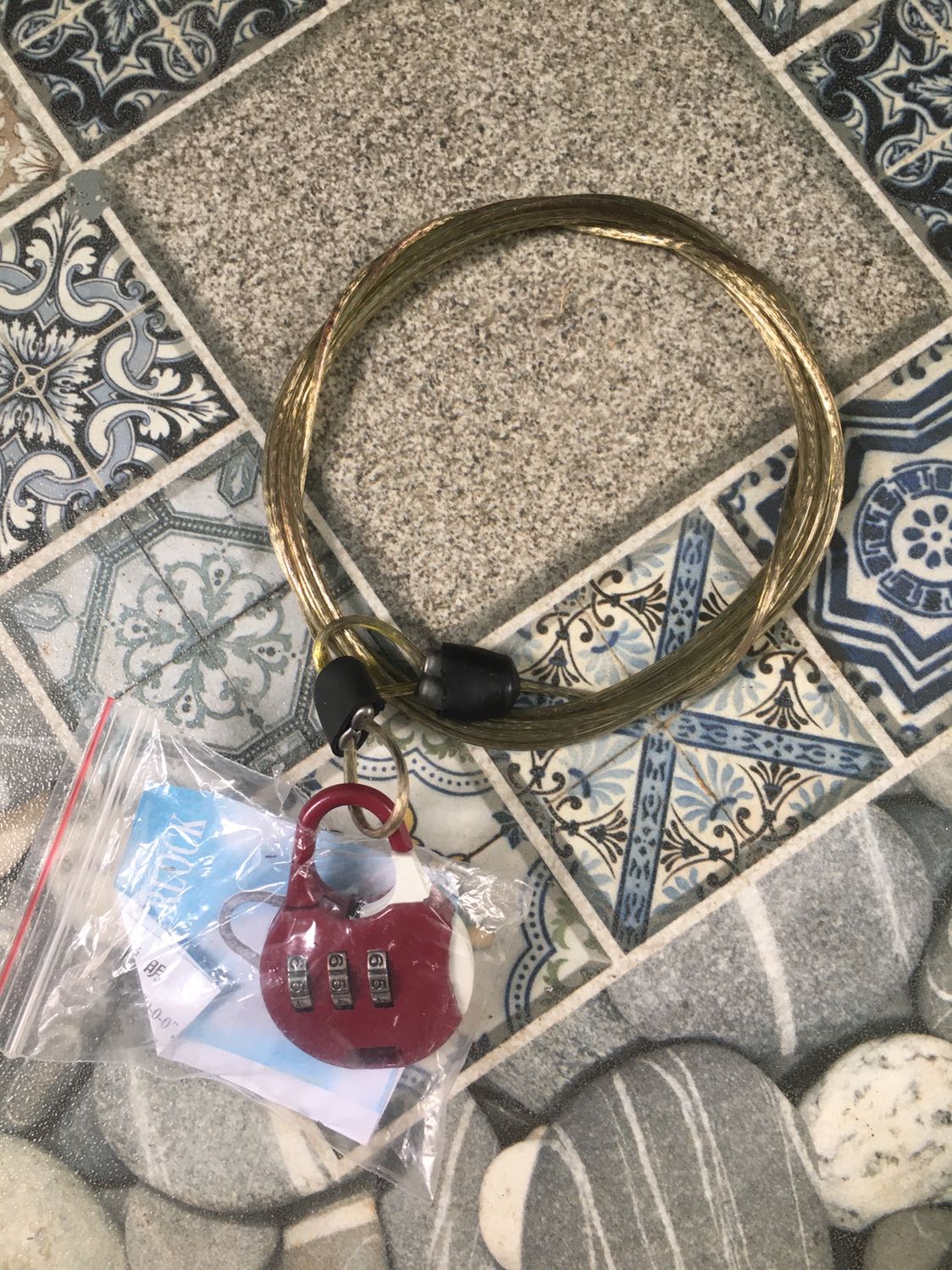 Mới nhận bạt từ tiki, mùa dịch mà giao hàng nhanh. Tiền nào của đó, 530k thấy cũng đc. Nếu các bác muốn tốt nên ra tiệm chọn loại trên 1 củ. Lỗi nhỏ là đường chỉ may vải ở gương không tốt lắm.