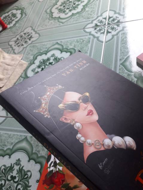 Đang đọc sách thì hào hứng đi nhận hàng xong không còn tâm trạng đọc nữa
Bản thân mình là người trân trọng sách, nên mình chỉ mua ở nhà sách và ở Tiki vì tin tưởng khâu đóng gói và sách chính hãng.
   Vậy mà hôm nay mình nhận 5 quyển sách để trong 1 thùng không hề được bọc, kết quả sau quá trình vận chuyển sách cạ vào nhau và trầy trắng xóa 2 mặt sách cả 5 quyển, sách còn bị gãy bị gấp bìa sách, góc sách bị dập do vẫn chuyển xa mà không được bao kĩ, vì giới hạn 5 hình nên không up lên hết được chứ còn nhiều chỗ bị trầy và gập bìa nữa..lần đầu tiên mình cực kì thất vọng và bực mình với Tiki như vậy..sau này mình sẽsuy nghĩ lại về việc đặt sách tại Tiki
   Nếu được mình muốn đổi lại cả 5 quyển chứ nhìn sách mới về tàn tạ mà mình buồn quá......