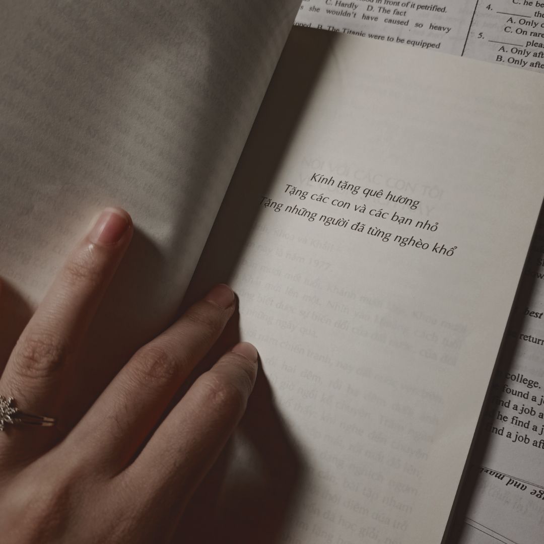 "Tuổi thơ trong tập sách này tính từ bao giờ?
Bố tính theo lối tính của bố: Từ khi biết nhận thức cho đến tuổi mười lăm. Tuổi mười lăm đúng bằng tuổi Khánh. Nhưng đẹp đẽ thay, cũng đúng là tuổi bố ra khỏi làng, đi xa đi xa. Đi diệt quân thù, trong tay có súng."
Yêu tập sách từ lúc lớp 8 học bài Lao xao, mình vẫn luôn chờ duyên để được ẵm quyển sách trên tay về. Những ngày tháng đồng quê Việt Nam mộc mạc một thời đã qua được sống dậy trong trang sách Duy Khán. Một tâm hồn theo đuổi và nâng niu những giá trị xưa cũ được thoả mãn tắm mát, no nê trong dòng hồi ức ngọt ngào, đau thương. Một thời đã qua, một thời để nhớ!