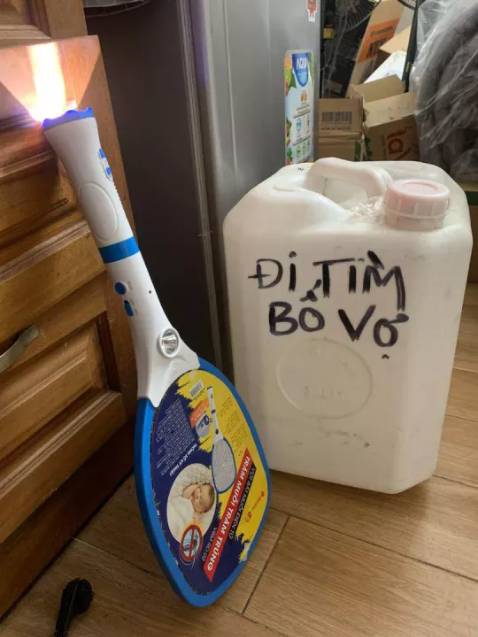 Hàng chuẩn Rạng Đông. Giá hợp túi tiền, mình mua có mã giảm giá nên rẻ, bắt muỗi nghe chét chét đã tai lắm, xài pin sạc , không biết xài bền không nhưng hiện tại thì ổn nhé