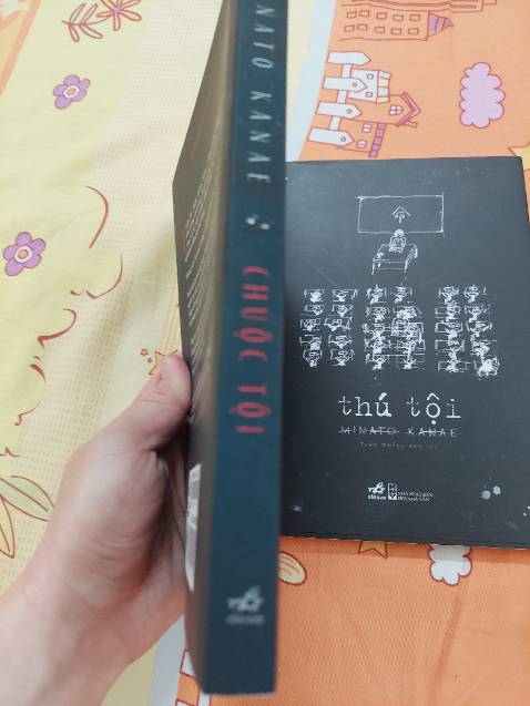 “Chuộc tội ” có cùng kết cấu và cách tình bày giống với ”Thú Tội “ một tác phẩm nổi tiếng khác đã đươc dựng thành phim. Thủ pháp kể chuyện ngôi thứ nhất, cách mở và thắt nút câu chuyện là yếu tố độc đáo giúp đem lại thành công cho Minako Kanae. Một tác phẩm gây rúng động, thao túng tâm can độc giả.