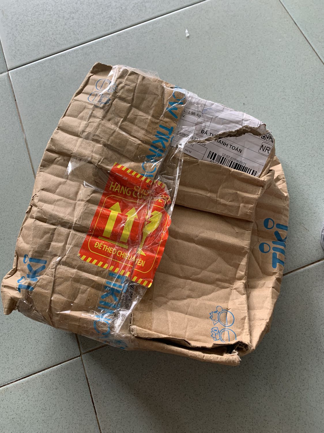 - Mua 03 chai, 01 chai có dán ở miệng, 02 chai không dán, 1 chai bị chảy ra tùm lum, shop thu hồi hàng giùm mình nha.
Rất tin tưởng mà mở hàng ra chán quá
- Thùng hàng từ Tiki thì nát như hình, lúc đầu nhìn ko dám nhận hàng luôn.