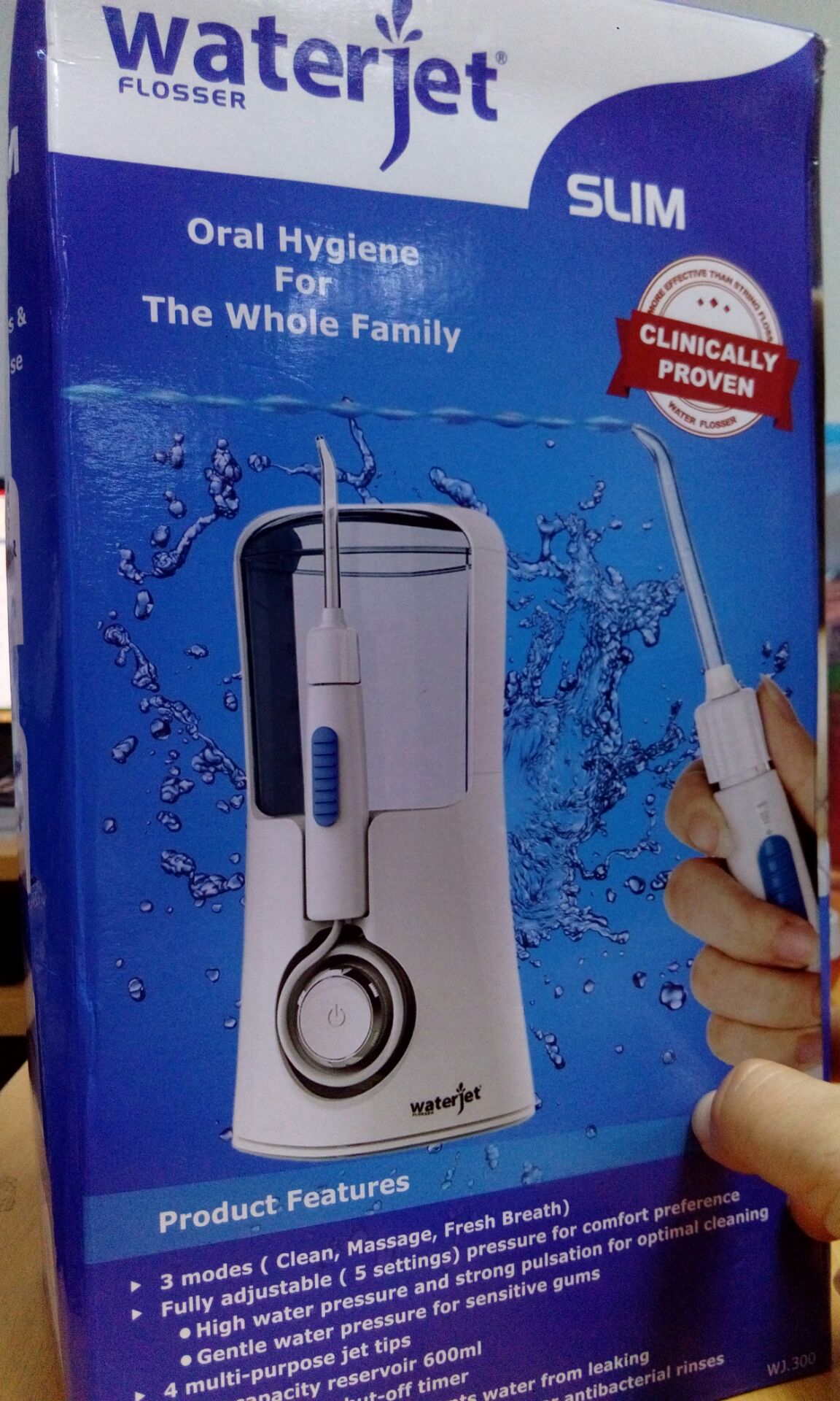 Làm sạch mấy kẽ răng trong cùng không phải là một việc dễ dàng, bởi vậy tôi phải mua máy tăm nước theo lời khuyên của bác sĩ, sẵn Tiki đang giảm giá tôi đặt mua luôn. Không có máy tăm nước thì chải răng và dùng chỉ nha khoa kỹ càng đến mấy mảng bám vẫn còn, thức ăn vẫn nhét trong kẽ, khó lấy ra vô cùng. Nhưng giờ thì mình đã thoải mái ăn uống hơn nhiều sau khi mua máy về sử dụng.