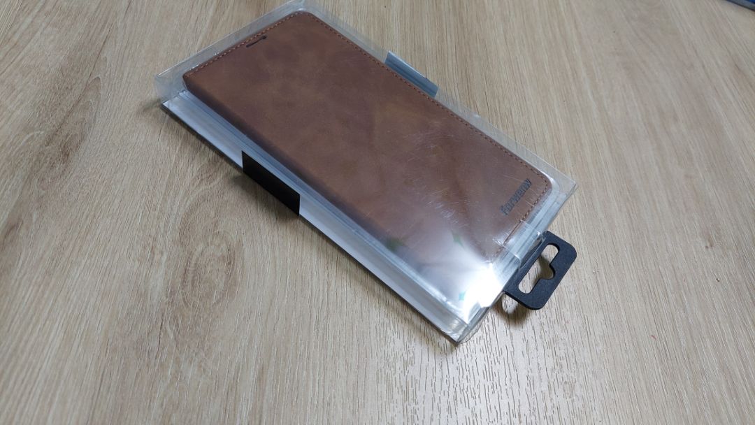 Giao nhầm hàng, đặt màu đen, giao màu nâu. Liên hệ shop thì không thèm phản hồi khách hàng