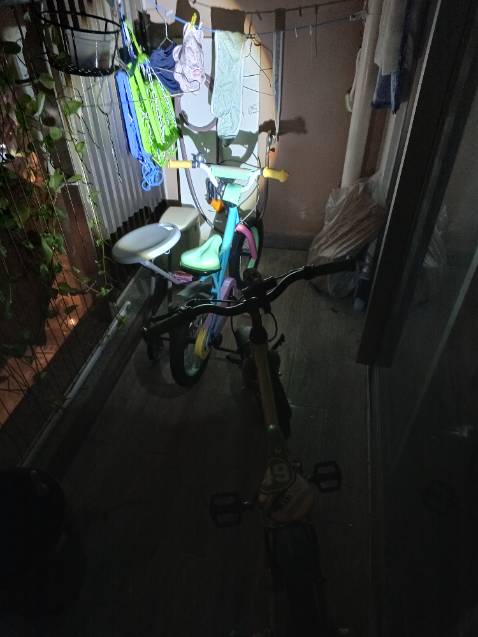 Sáng rõ hơn đời 2 năm trước, tầm 50m. Gắn vừa vặn. Pin 18650 sạc trên đèn, mở ra thay dễ dàng. Sáng lâu.