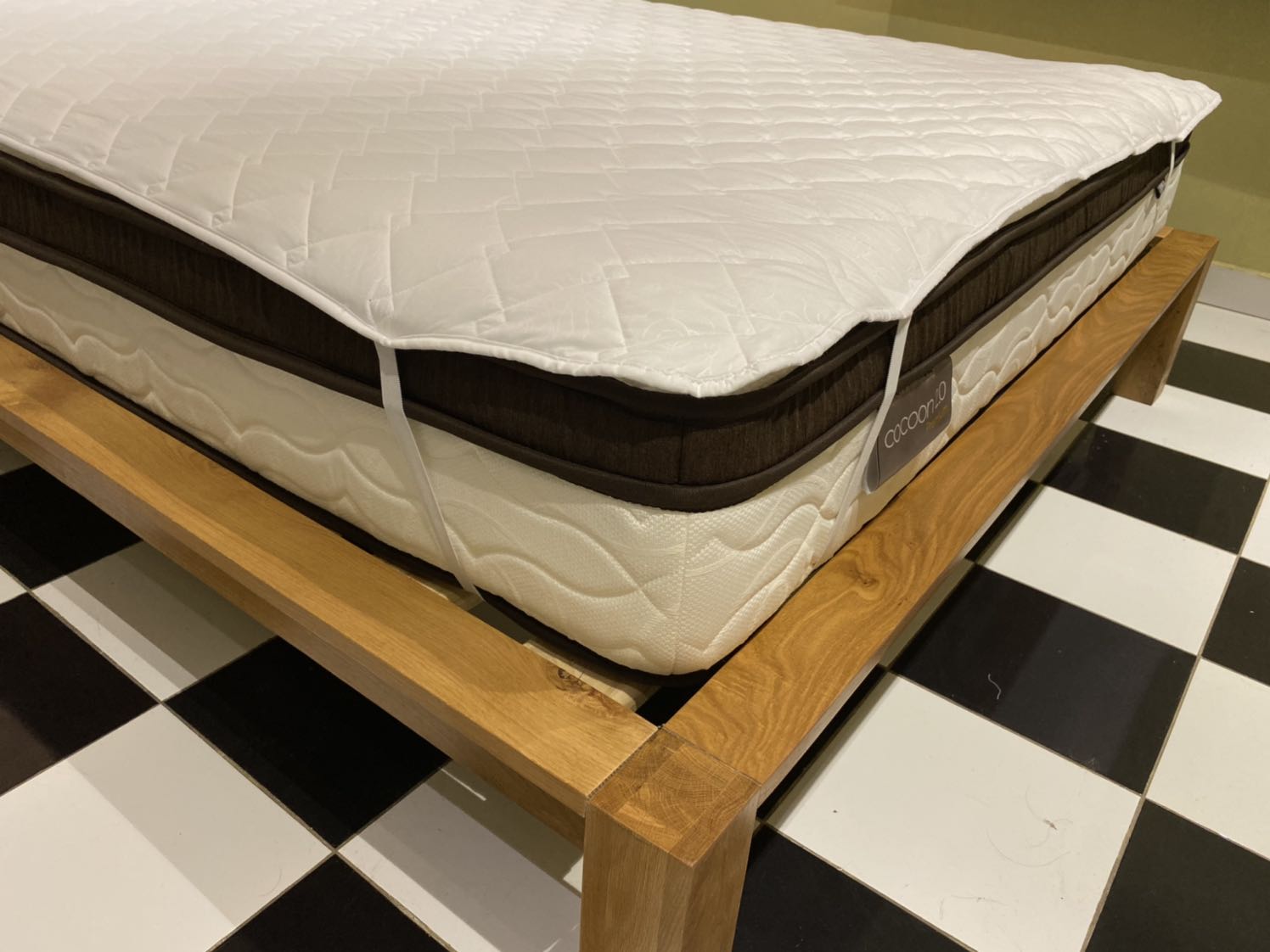 Tấm lót may cẩn thận chắc chắn. Không chống thấm được nên nhà nào không có em bé dùng sp này thì ok. Tấm lót may cẩn thận chắc chắn. Không chống thấm được nên nhà nào không có em bé dùng sp này thì ok.