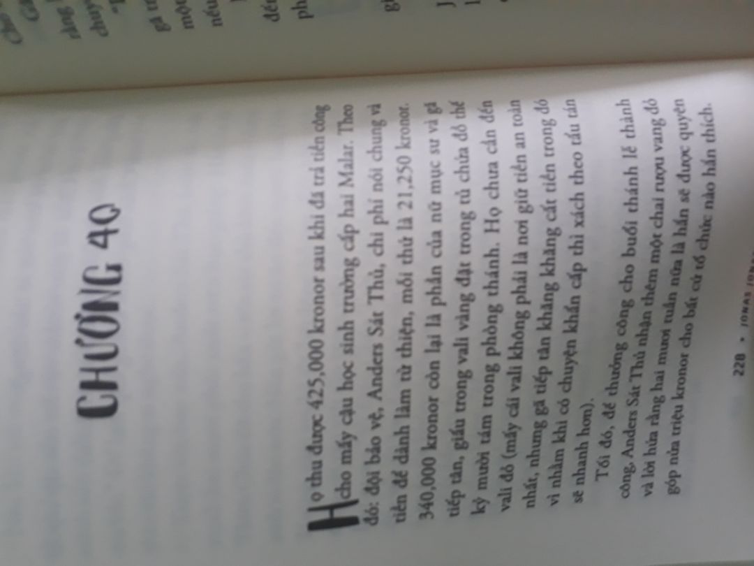 Một cuốn tiểu thuyết tuyệt vời xoay quanh 3 nhân vật chính: anders sát thủ, cô mục sư và tiếp tân per persson. per persson là người muốn giàu có như ông nội của mình, nhưng cuộc sống đếch giống cuộc đời trang trại ko cạch tranh nổi với máy móc nên đã sản vì vậy  persson buộc phải kiếm việc làm ở khắp nơi từ quản lý nhà thổ đến tiếp tân khách sạn hương biển, số tiền kiếm được chỉ đủ trang trải cuộc sống đến khi anh gặp dc vợ tương lai của mình là cô mục sư johanna kjellander đang ngôi 1 mình ở nghế đá công viên, trong cô rất thảm hại bụng thì đói, người thì rách nát len bùn đất, cô mục sư xin gã tiếp tân ổ bánh mì với 2 miến thịt xong khối khi đã cầu nguyện cho anh. sau đó 2 người tâm sự với nhau. Cô bị cha cô ép phải đi tu vì truyền thống gia đình là truyền đạo, vì vậy cô rất vui khi nghe tin cha cô qua đời cô hy vọng địa ngục sẽ dang tay chào đón ông ấy sau bao năm cực khổ, chịu đựng đủ điều và mẹ cô ở trên thiêng đàng cũng vui vẻ lắm. anders sát thủ đang thuê phòng 7 ở khách sạn hương biển sau bao năm nằm ở sau song sắt, hắn vẫn đang kiếm nhờ vào việc đâm thuê chém mướn thế là nữ mục sư cùng bàn bạc với per persson tạo nên mối làm ăn từ tên sát thủ này dĩ nhiên tất đều dc chia tiền công. cả 3 kinh doanh từ đâm thuê chém mướn rồi đến kinh doanh nhà thờ anders rồi sau đó là ông già noel nhưng điều bất ngờ số tiền kiếm được cho các cô nhi viện trẻ em mồ,... vẫn còn nhiều điều thú vị ở phía sau.
Nhân danh cha và con và thánh thần. Amem