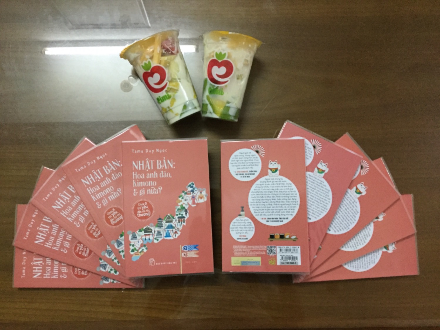 Sau khi đựơc giới thiệu về cuốn sách, mình lập tức đặt hàng trên Tiki, qua mấy lần thất vọng vì Tiki thông báo : "Sản phẩm đã hết hàng", cuối cùng mình cũng may mắn đặt hàng thành công. Đặt sách tối thứ năm, thì chiều thứ bảy Tiki đã giao đến, nhân viên giao hàng chu đáo cẩn thận, trời mưa vậy mà thùng sách của mình vẫn khô ráo. Sách đựơc bọc bookcare cực đẹp, giấy láng mịn cầm thích vô cùng, bìa sách màu hồng dâu ngọt ngào,  từng trang sách đựơc trình bày như những lá thư hay tấm bưu thiếp xinh xinh kèm các tranh minh hoạ siêu "cute" ... khiến mình cảm nhận đựơc tâm huyết của tác giả lẫn ê-kip biên tập của NXB Trẻ. Nội dung sách rất thu hút, nhất là với những "fan" Nhật bản như mình. Các bài viết đã gói ghém không chỉ kinh nghiệm sống quý giá cùng những hiểu biết tường tận của tác giả về văn hoá, con người, cuộc sống sinh hoạt cũng như công việc ở Nhật bản, mà còn cả những chiêm nghiệm sâu sắc tinh tế của bản thân tác giả, khiến ai đã mở trang đầu thì sẽ phải đọc mãi cho đến trang cuối mới thôi ! 
Tóm lại, đây là cuốn sách quý mà mình sẽ tiếp tục mua thêm, để trao tặng cho những người mình yêu thương nhất. 
Cảm ơn tác giả Tama Duy Ngọc rất nhiều. 
Cũng cảm ơn Tiki đã mang đến cho những khách hàng như mình những sản phẩm tinh thần có giá trị như vậy. ❤️ Tiki! Sau khi đựơc giới thiệu về cuốn sách, mình lập tức đặt hàng trên Tiki, qua mấy lần thất vọng vì Tiki thông báo : "Sản phẩm đã hết hàng", cuối cùng mình cũng may mắn đặt hàng thành công. Đặt sách tối thứ năm, thì chiều thứ bảy Tiki đã giao đến, nhân viên giao hàng chu đáo cẩn thận, trời mưa vậy mà thùng sách của mình vẫn khô ráo. Sách đựơc bọc bookcare cực đẹp, giấy láng mịn cầm thích vô cùng, bìa sách màu hồng dâu ngọt ngào,  từng trang sách đựơc trình bày như những lá thư hay tấm bưu thiếp xinh xinh kèm các tranh minh hoạ siêu "cute" ... khiến mình cảm nhận đựơc tâm huyết của tác giả lẫn ê-kip biên tập của NXB Trẻ. Nội dung sách rất thu hút, nhất là với những "fan" Nhật bản như mình. Các bài viết đã gói ghém không chỉ kinh nghiệm sống quý giá cùng những hiểu biết tường tận của tác giả về văn hoá, con người, cuộc sống sinh hoạt cũng như công việc ở Nhật bản, mà còn cả những chiêm nghiệm sâu sắc tinh tế của bản thân tác giả, khiến ai đã mở trang đầu thì sẽ phải đọc mãi cho đến trang cuối mới thôi ! 
Tóm lại, đây là cuốn sách quý mà mình sẽ tiếp tục mua thêm, để trao tặng cho những người mình yêu thương nhất. 
Cảm ơn tác giả Tama Duy Ngọc rất nhiều. 
Cũng cảm ơn Tiki đã mang đến cho những khách hàng như mình những sản phẩm tinh thần có giá trị như vậy. ❤️ Tiki!