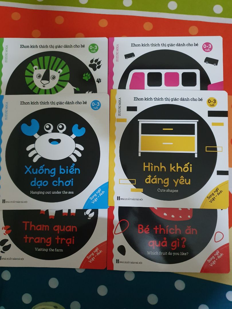 Đóng gói gọn gàng, vận chuyển hàng nhanh. Vừa có chữ cả t.anh và t.việt lần hình ảnh nên mẹ vừa đọc cho bé vừa cho bé xem hình. Bé nhà mình 3 tuần tuổi nhưng cũng chăm chú xem. Shop tặng thêm quà rất dễ thương Đóng gói gọn gàng, vận chuyển hàng nhanh. Vừa có chữ cả t.anh và t.việt lần hình ảnh nên mẹ vừa đọc cho bé vừa cho bé xem hình. Bé nhà mình 3 tuần tuổi nhưng cũng chăm chú xem. Shop tặng thêm quà rất dễ thương