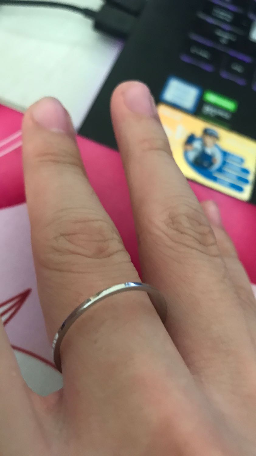 Nhẫn mỏng, đẹp nhưng mà không có hộp. Mình mua giùm bạn nhưng mà không biết size nên mua sai size, tay bạn mình cũng cỡ tay mình mình có thể đổi size không?