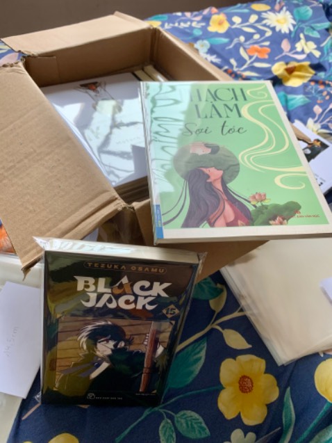 Một cuốn tuyển tập truyện ngắn của nhà văn Nguyên Hồng. Có truyện hay có truyện rất hay. Nhưng nhìn chung là kiếp đời của con người trước năm 1945, cùng cực và không lối thoát