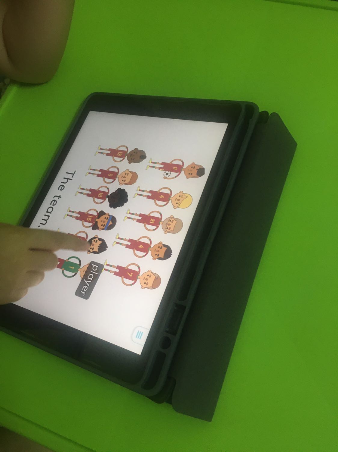 Tuyệt vời, chất liệu đẹp, có nam châm hít rất tốt, có khả năng chống sốc, 2 kiểu dựng nên để bàn cao hay thấp đều dc, sản phẩm phải mua cho ipad, cực kì đáng tiền.